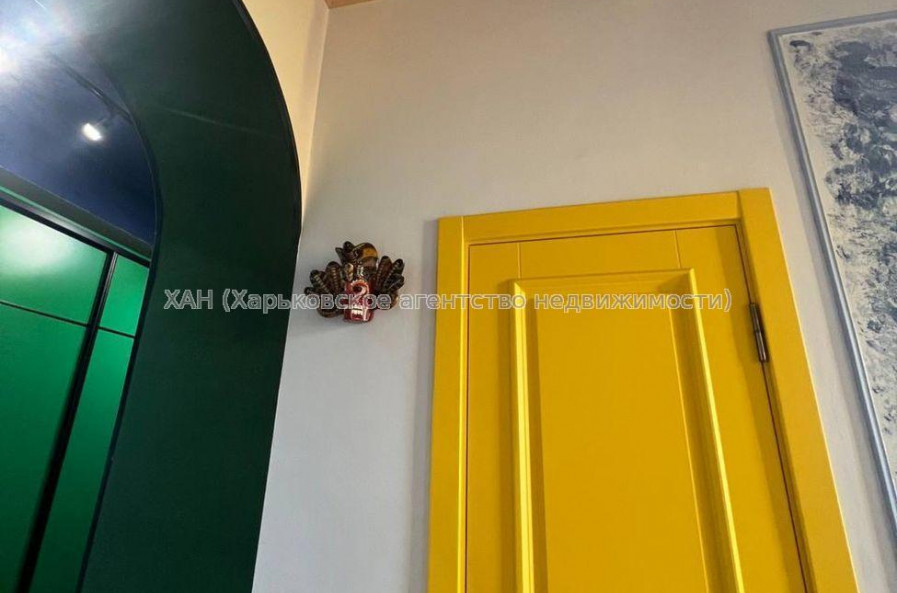 Продам квартиру, Михаила Комарова ул. , 3  ком., 85 м², капитальный ремонт 