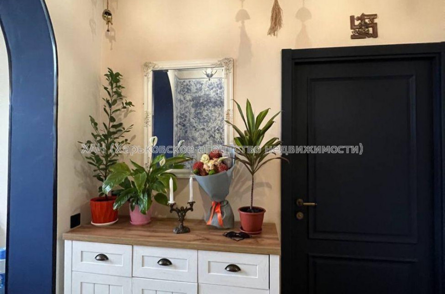 Продам квартиру, Михаила Комарова ул. , 3  ком., 85 м², капитальный ремонт 