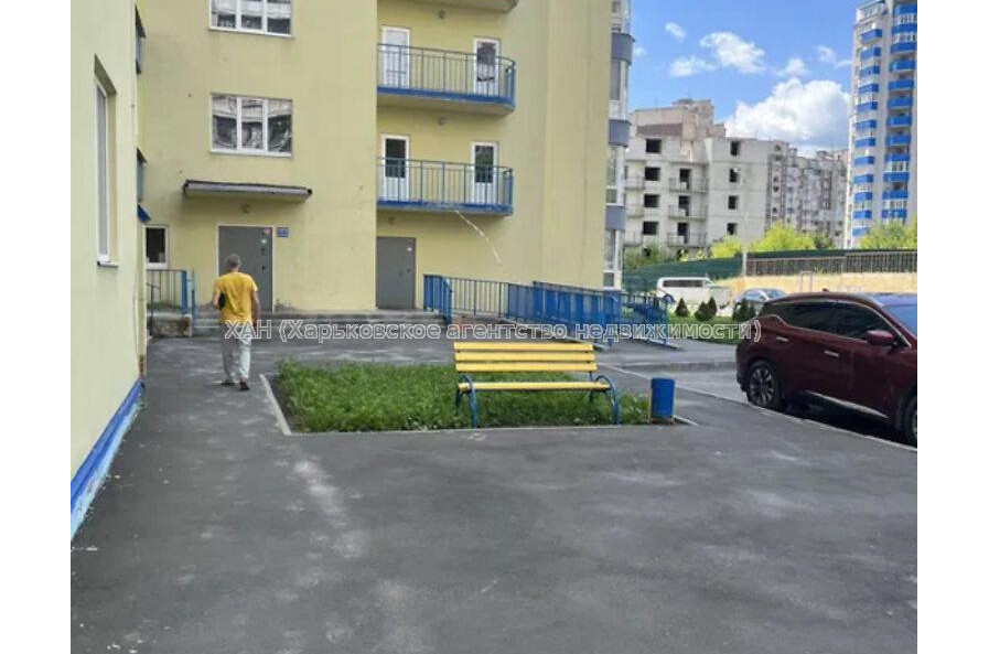 Продам квартиру, Яны Червоной ул. , 2 кім., 79 м², без внутренних работ 