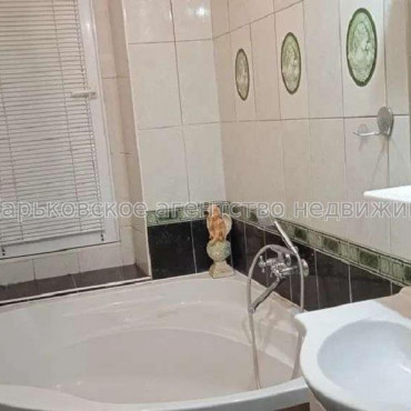 Продам квартиру, Библика ул. , 2 кім., 42 м², капитальный ремонт 