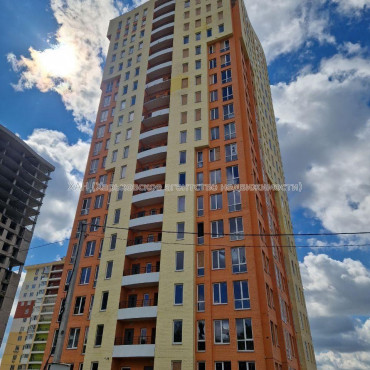 Продам квартиру, Гвардейцев Широнинцев ул. , 4  ком., 133 м², без внутренних работ 