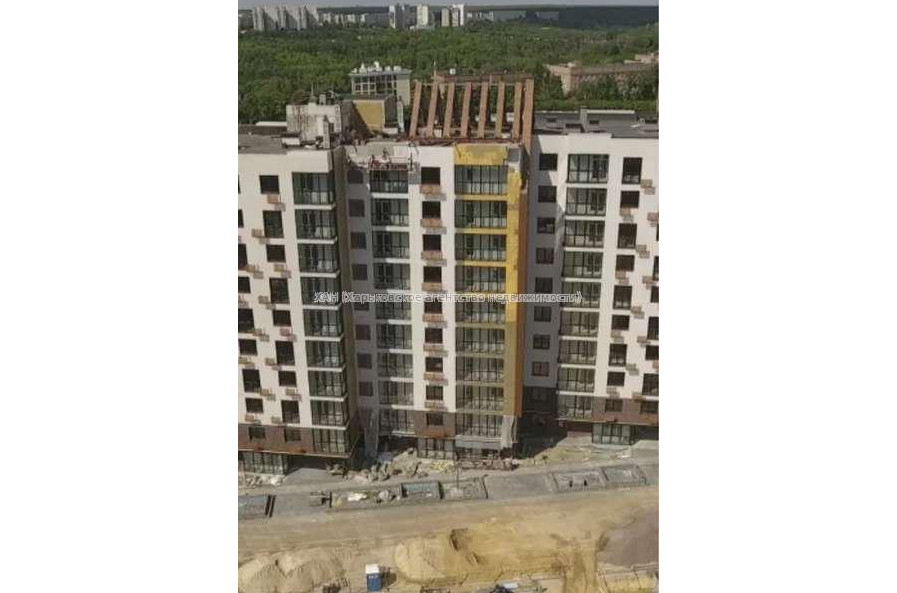 Продам квартиру, Динамовская ул. , 4 кім., 135 м², без внутренних работ 