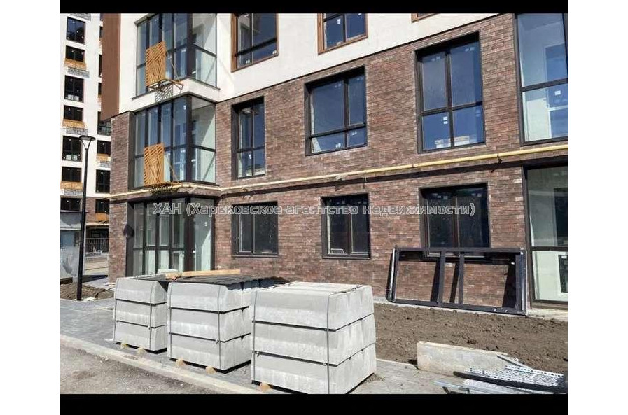 Продам квартиру, Динамовская ул. , 4 кім., 135 м², без внутренних работ 