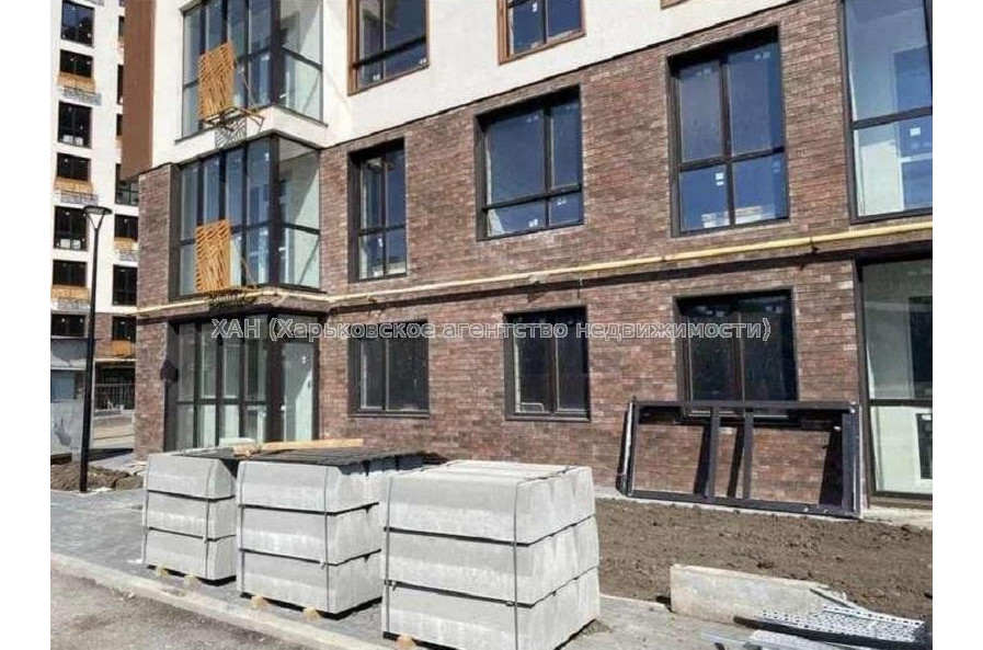 Продам квартиру, Динамовская ул. , 4 кім., 135 м², без внутренних работ 
