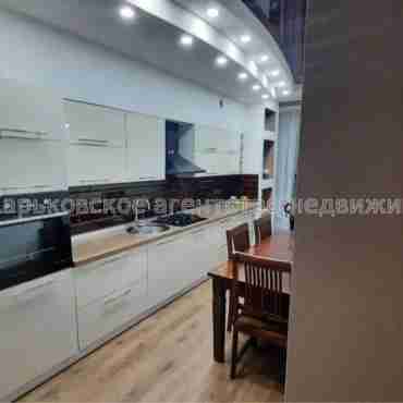 Продам квартиру, Салтовское шоссе , 3  ком., 90 м², капитальный ремонт 